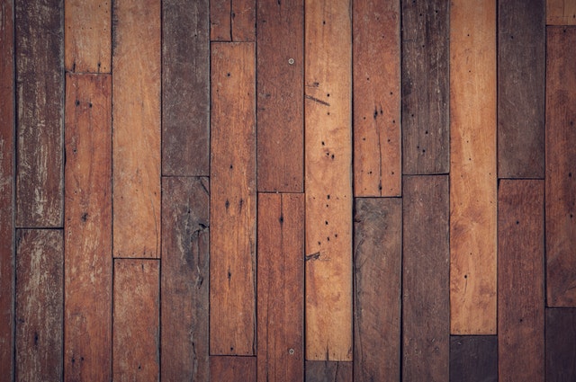 Staré dřevěné parkety potřebují přebroušení a renovaci